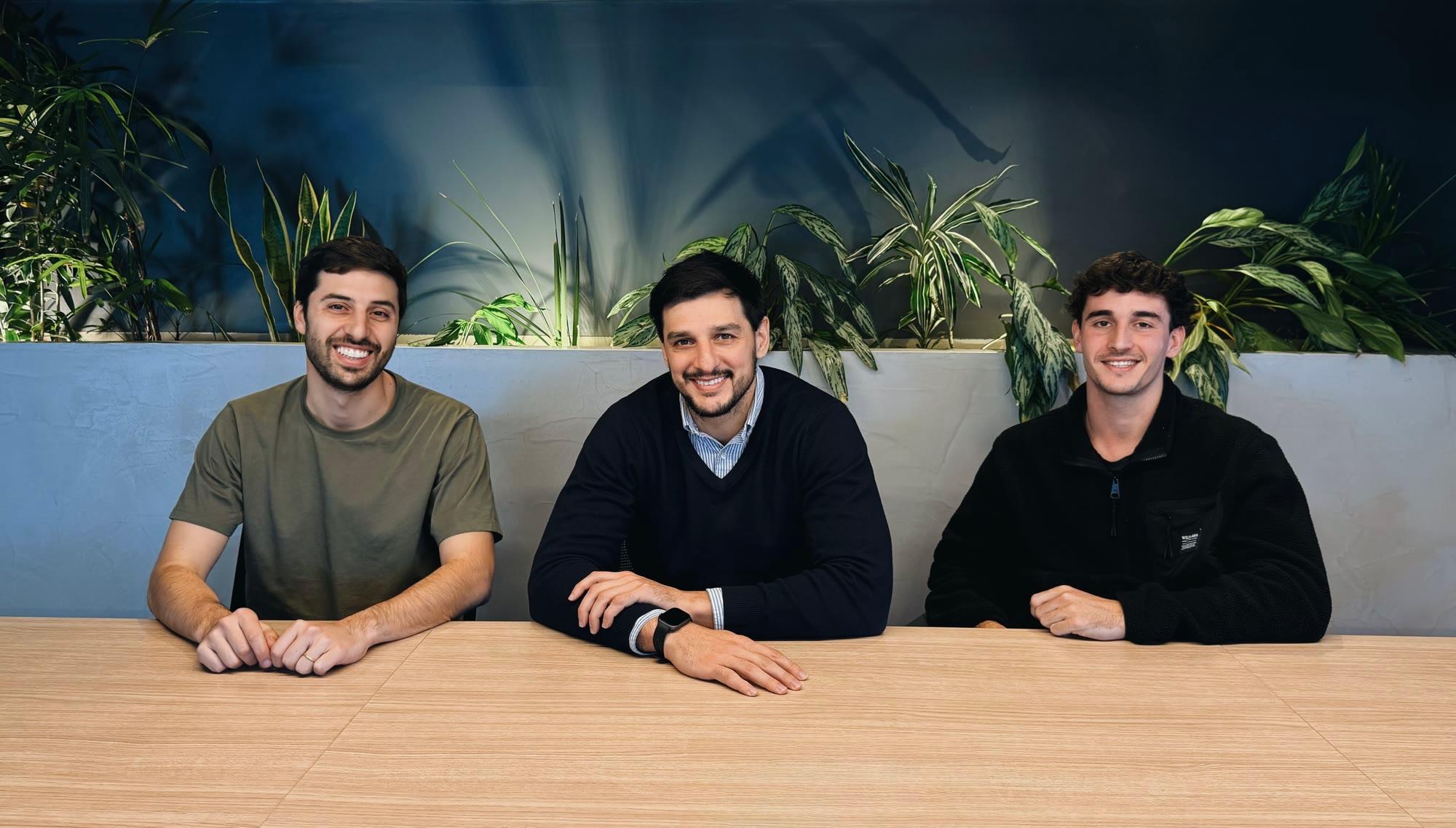 Tres integrantes del equipo de The Legal Tool sentados a una mesa de madera
