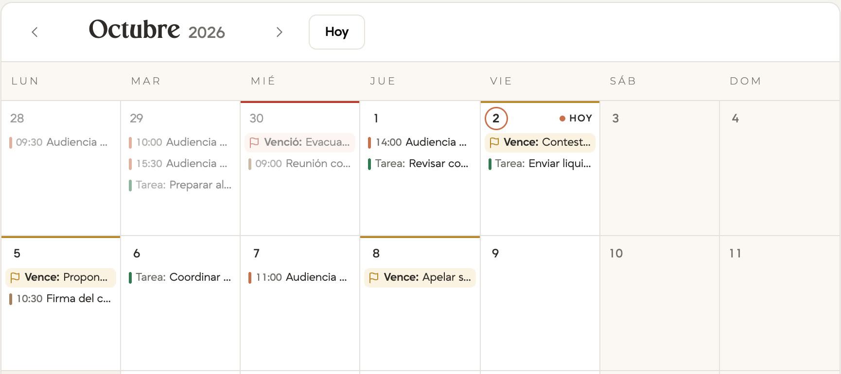La agenda de TLT Estudio en octubre de 2026, con una columna por día de lunes a domingo. El miércoles 30 de setiembre tiene un plazo marcado «Venció». El 2, el 5 y el 8 de octubre tienen plazos marcados «Vence», junto a audiencias y tareas