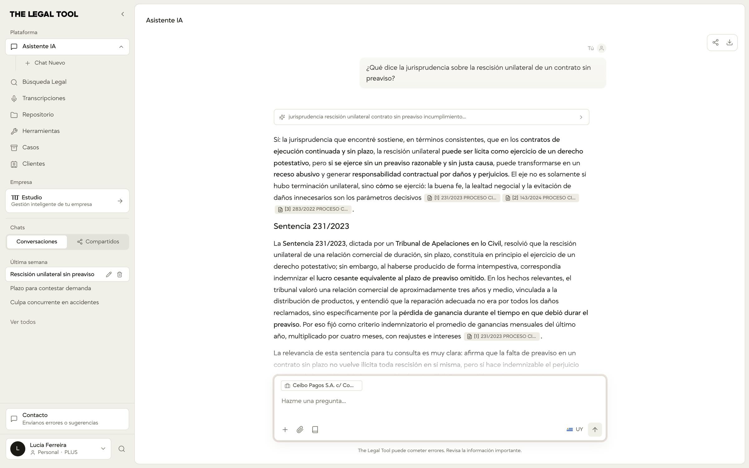 La ventana de The Legal Tool con el Asistente abierto: una consulta, la respuesta con las sentencias citadas y, a la izquierda, la barra con todos los módulos