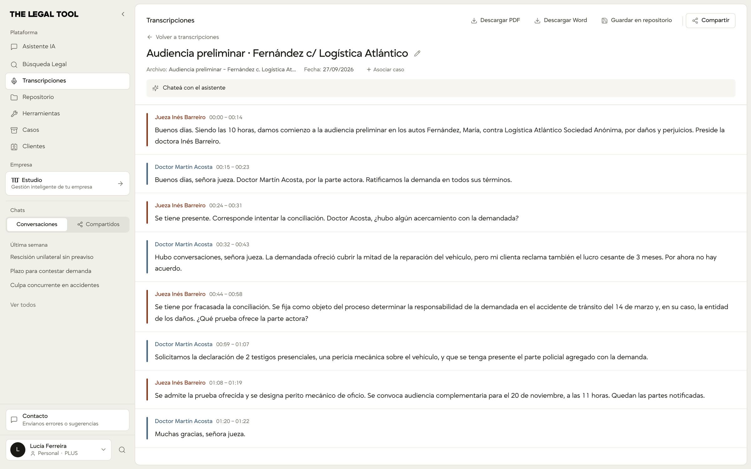 La ventana de The Legal Tool con la transcripción de la audiencia preliminar Fernández contra Logística Atlántico, en ocho intervenciones alternadas de la jueza Inés Barreiro y el doctor Martín Acosta, cada una con su marca de tiempo, el reproductor y «Preguntar en el chat», y a la izquierda la barra lateral con Transcripciones seleccionada